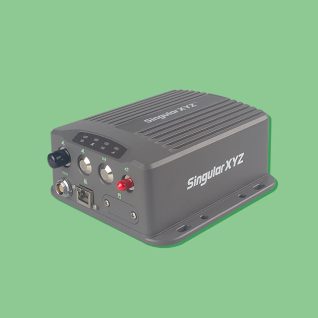 SV100 GNSS-vevő készülékháza és előlapi csatlakozói