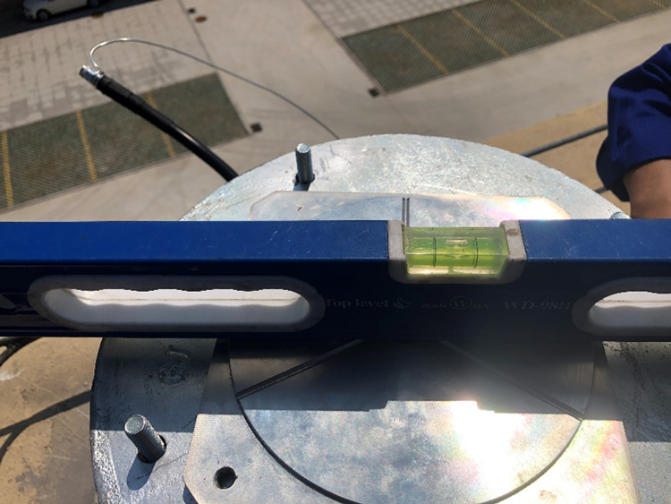 Vízmérték az antenna szerelőlemezén