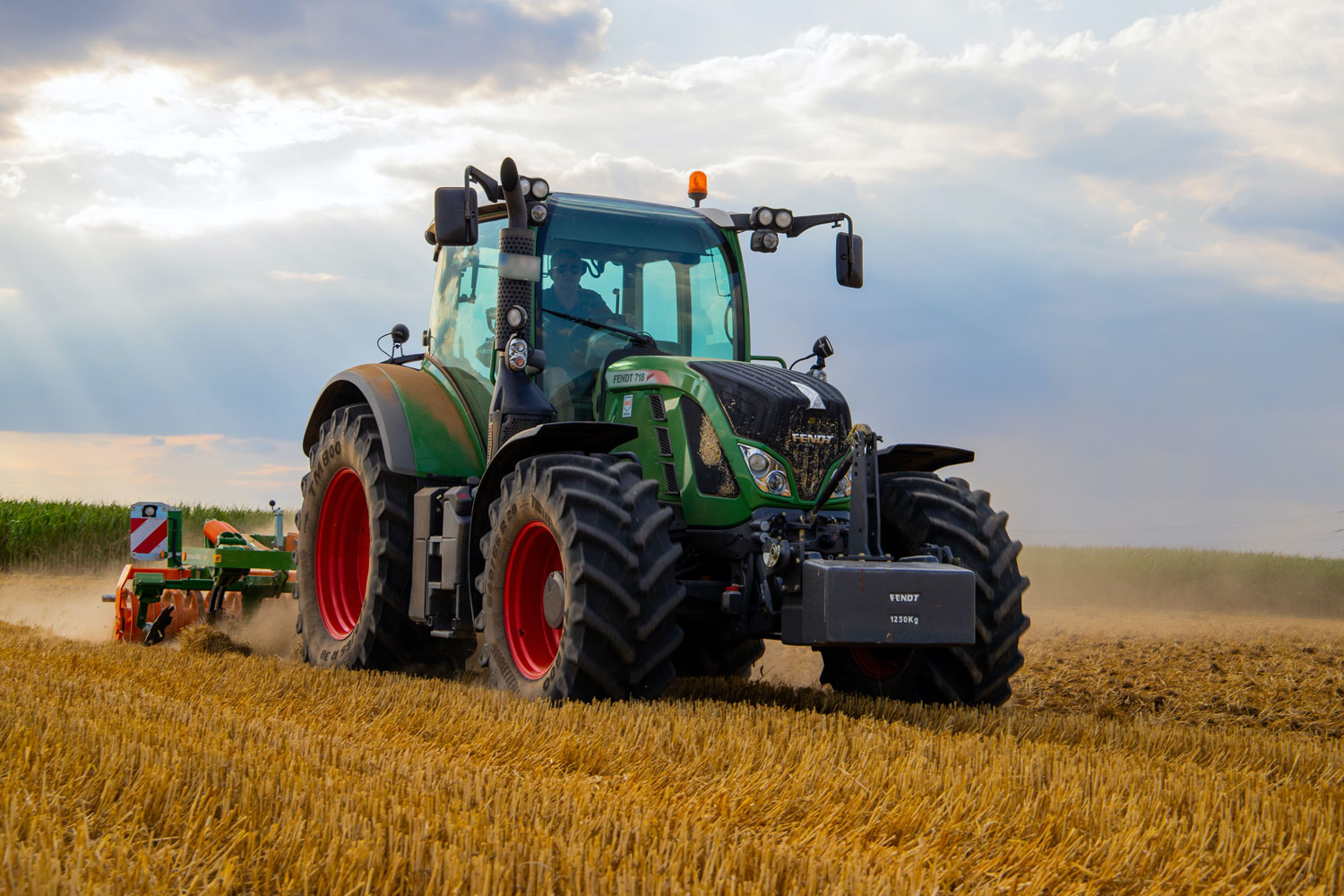 Traktor kisebb első és nagyobb hátsó kerekekkel a szántóföldön